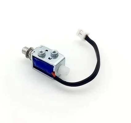 Mały solenoid z otwartą strukturą ramy i otworami montażowymi do łatwej instalacji