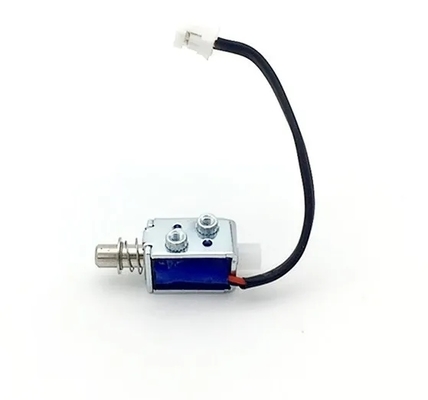 Mały solenoid z otwartą strukturą ramy i otworami montażowymi do łatwej instalacji