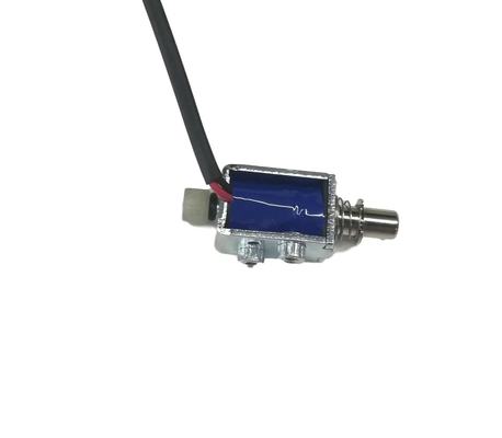 Mały solenoid z otwartą strukturą ramy i otworami montażowymi do łatwej instalacji