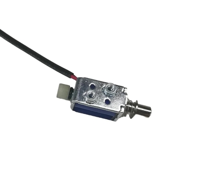 Mały solenoid z otwartą strukturą ramy i otworami montażowymi do łatwej instalacji
